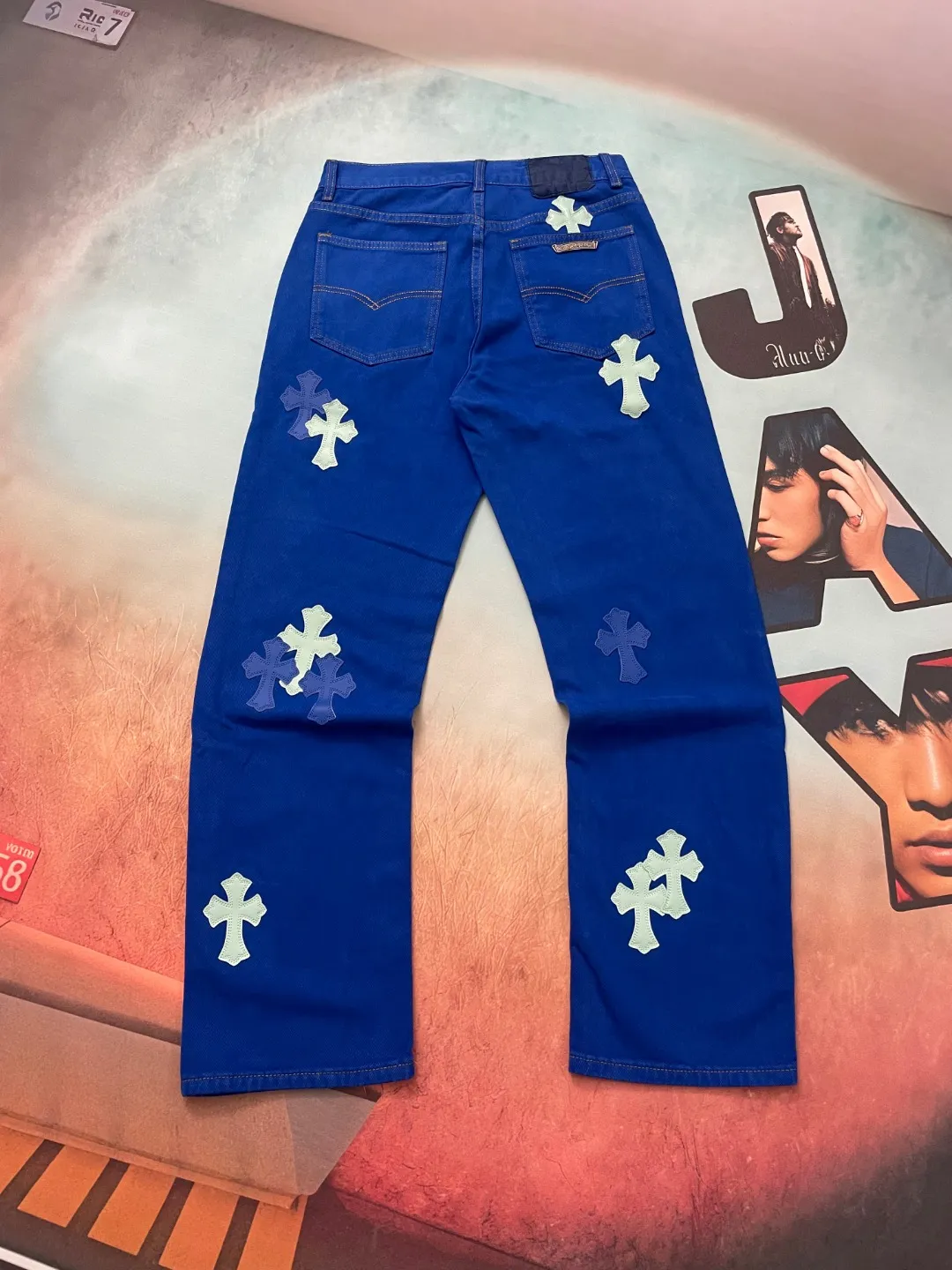 🅿️310 🔘Style No.-KL117 🔘Cro Heart𝐂𝐡𝐫𝐨𝐦𝐞 𝐇𝐞𝐚𝐫𝐭 CH Limited Dopamine Blue Patch Leather Jeans* These dopamine jeans are ridiculously handsome. Fashion trendsetters, gather your attention! This dopamine personalized jeans can be called the "nuclear weapon" of fashionable people's wear. Not only are they the same style for celebrities, they are also regarded as favorites by many fashion bloggers and their popularity remains high. The new design polishes the shape and upper body effect to the extreme. The time it takes to make one pair of pants is equivalent to making 20 pieces of short-sleeves, and the complexity of the process is beyond imagination. It is made of high-quality imported denim, which is soft to the touch, wear-resistant and has a high-end texture. In order to give it just the right color and texture, the design team repeatedly washed and proofed it. After countless attempts and adjustments, it was presented to the public in an almost perfect posture. Wearing it is not only comfortable and comfortable, but also instantly increases the eye-catching index of the outfit, making it easy to become the focus of the crowd. Whether it is daily outings or important occasions, you can easily create a fashionable atmosphere.  Size: S M L XL (28.30.32.34) Color: Blue